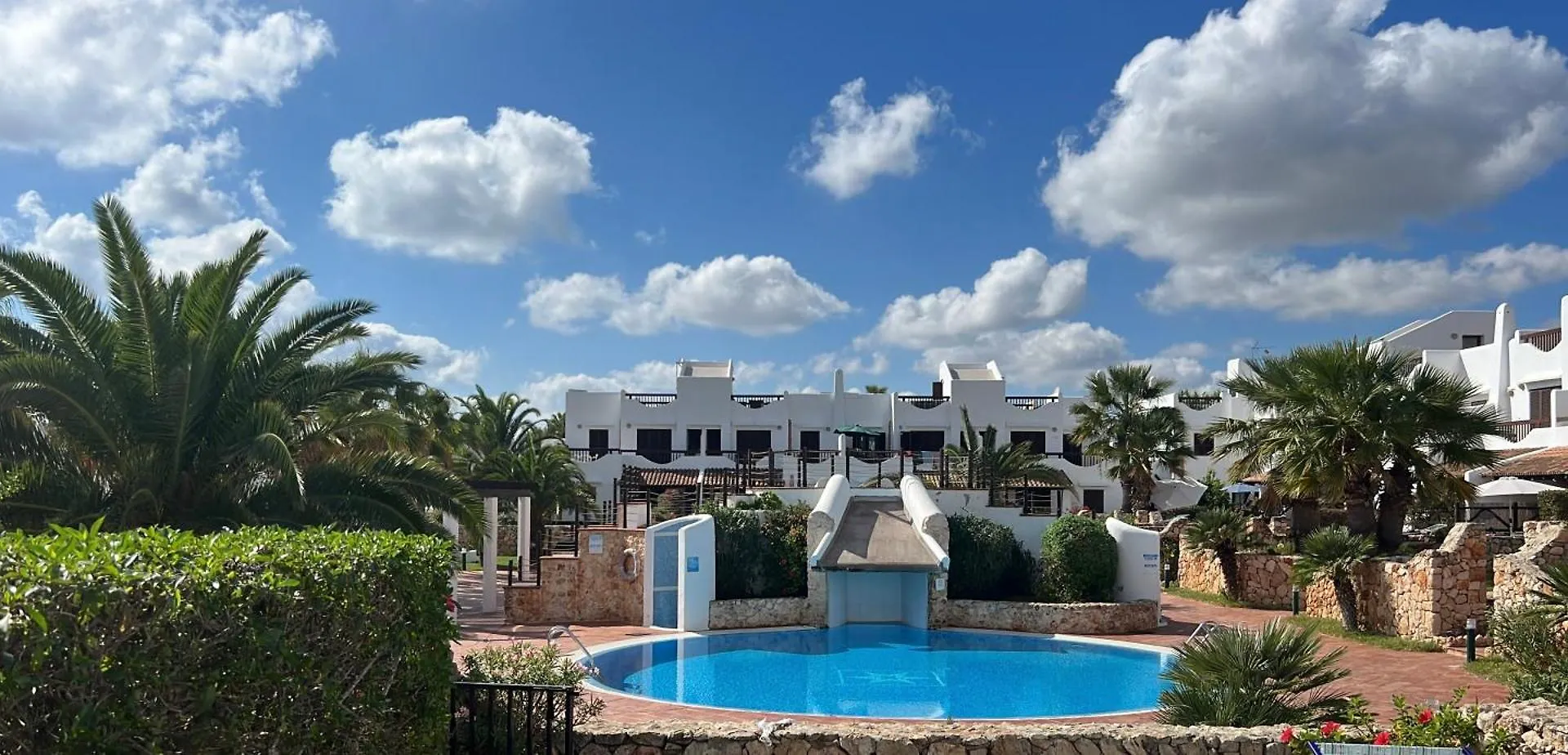 Schoenes Reihenhaus Mit Pool contacts